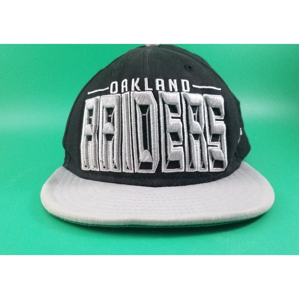 New Era Oakland Raiders NFL 9Fifty Snapback Cap Spellout Raised silver Letters